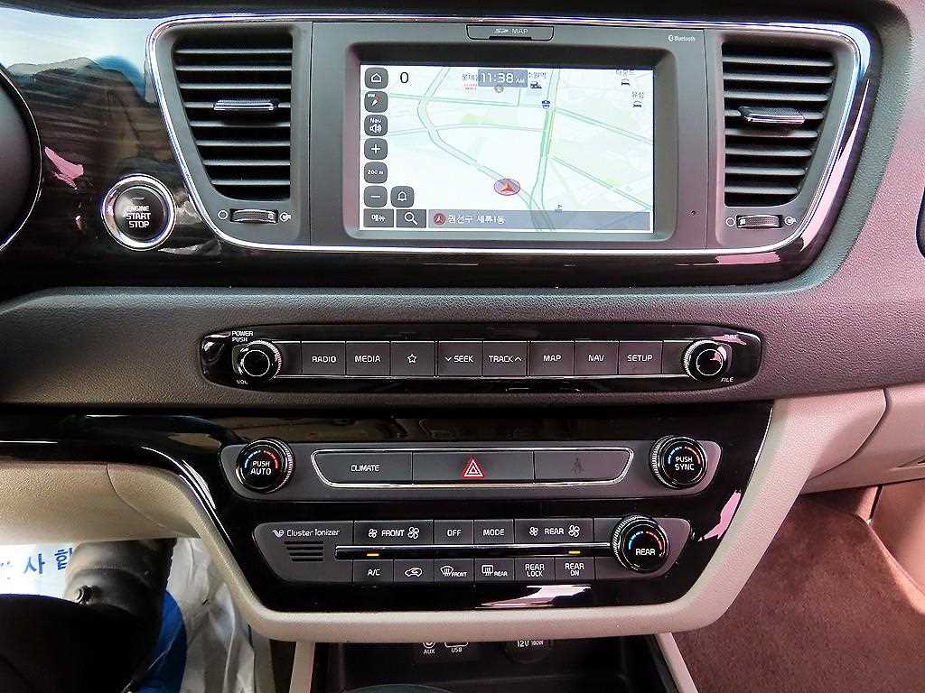 KIA Carnival - Vista 12