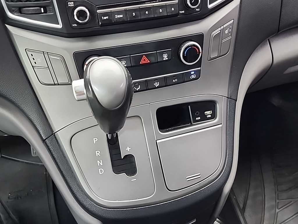 HYUNDAI Starex - Vista 8