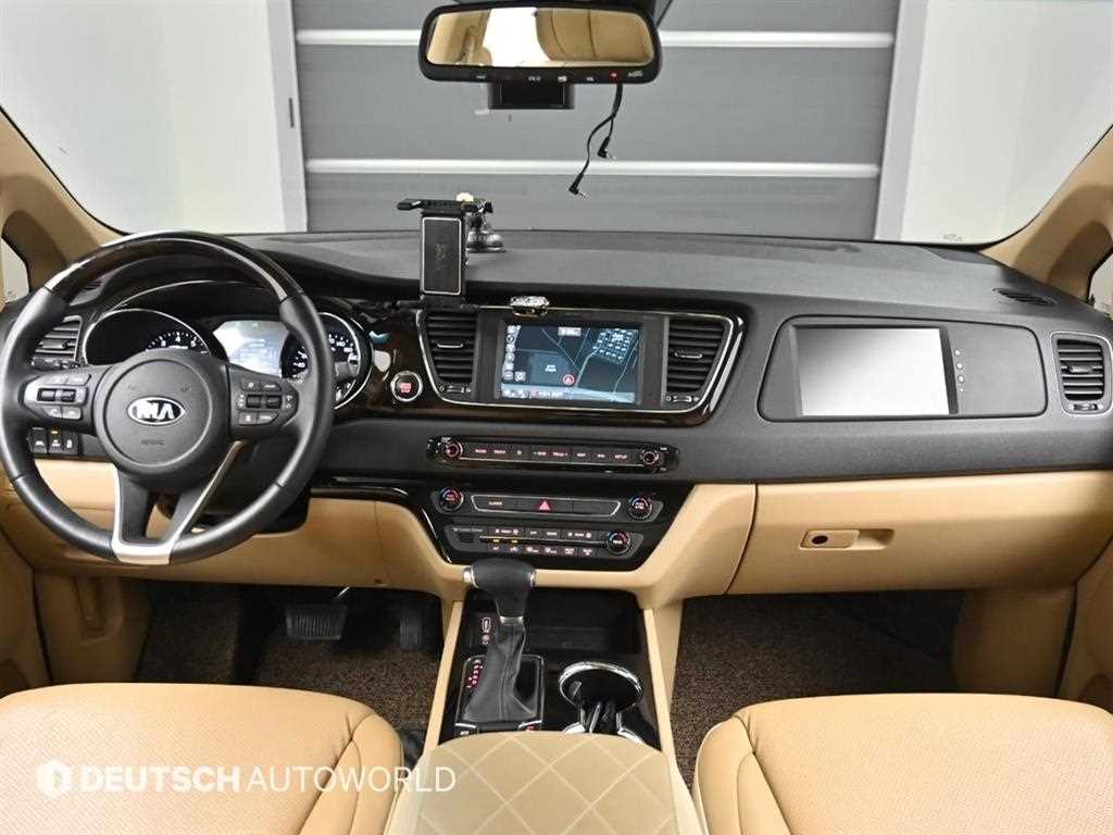 KIA Carnival - Vista 8