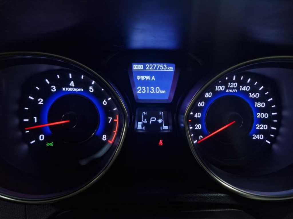 HYUNDAI Avante - Vista 9