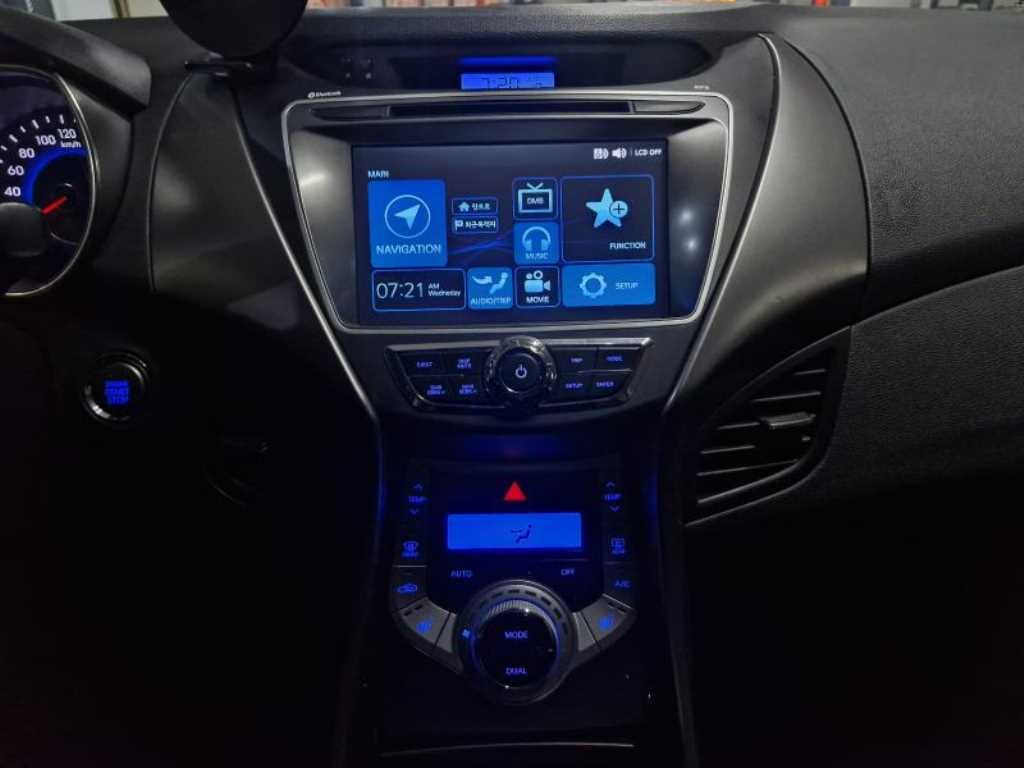 HYUNDAI Avante - Vista 10