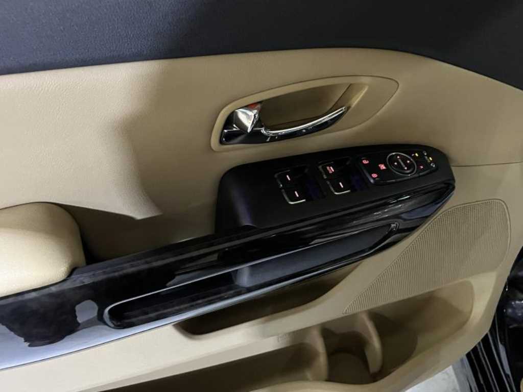 KIA Carnival - Vista 12