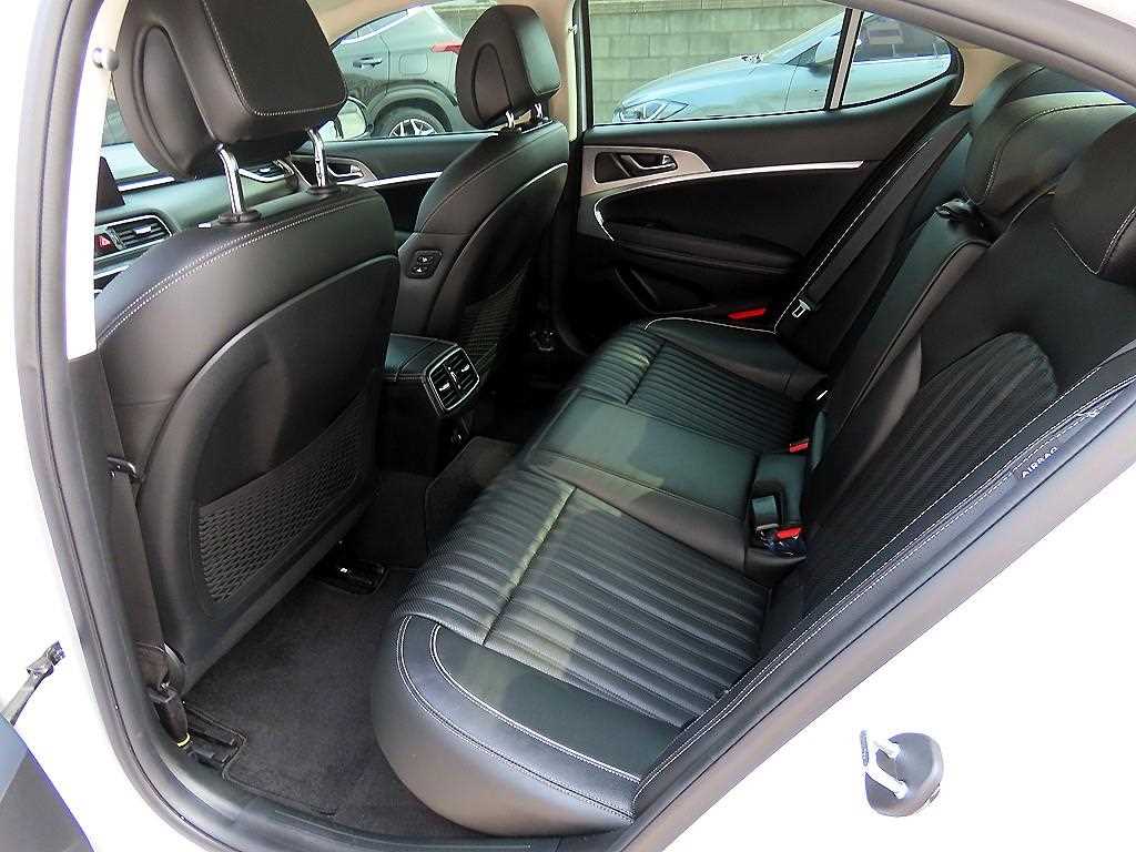 Genesis G70 - Vista 6