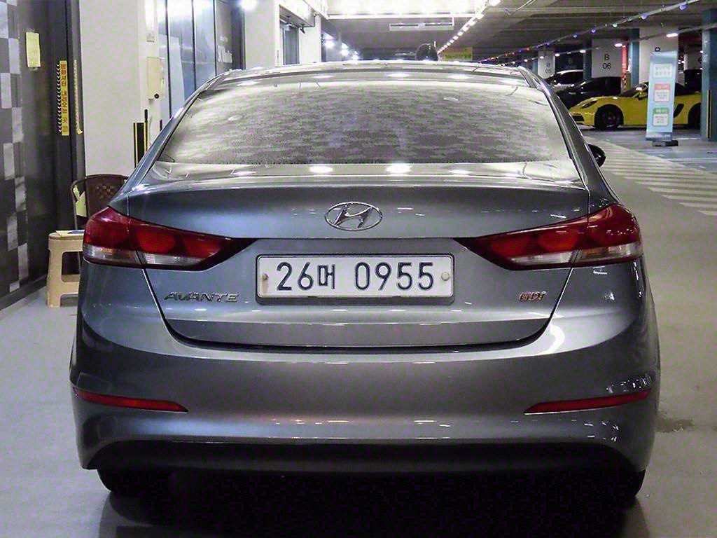 HYUNDAI Avante - Vista 5