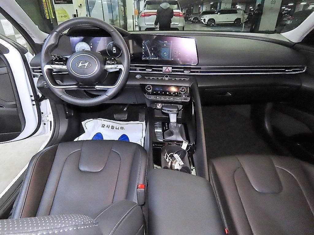 HYUNDAI Avante - Vista 10