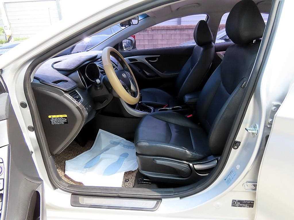 HYUNDAI Avante - Vista 5