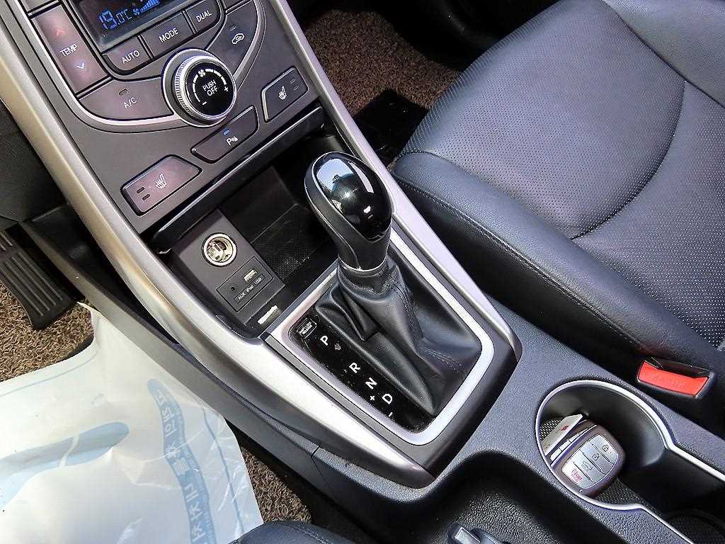 HYUNDAI Avante - Vista 10