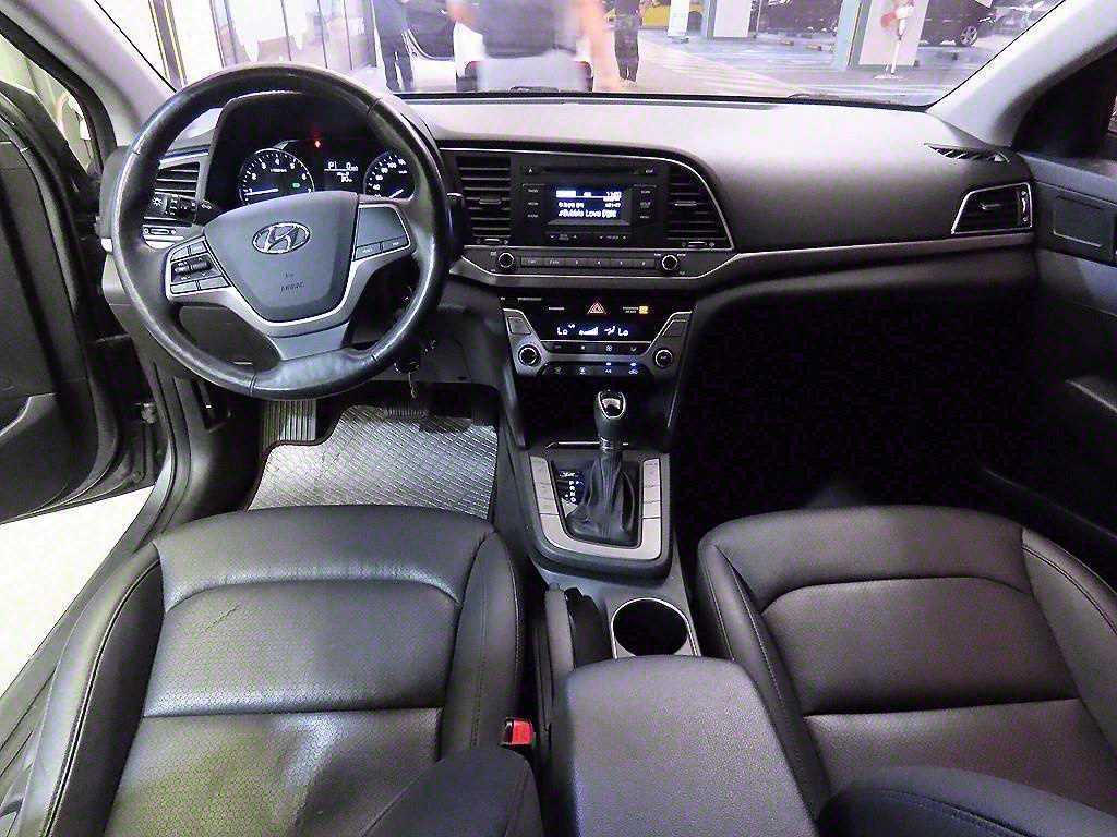 HYUNDAI Avante - Vista 10