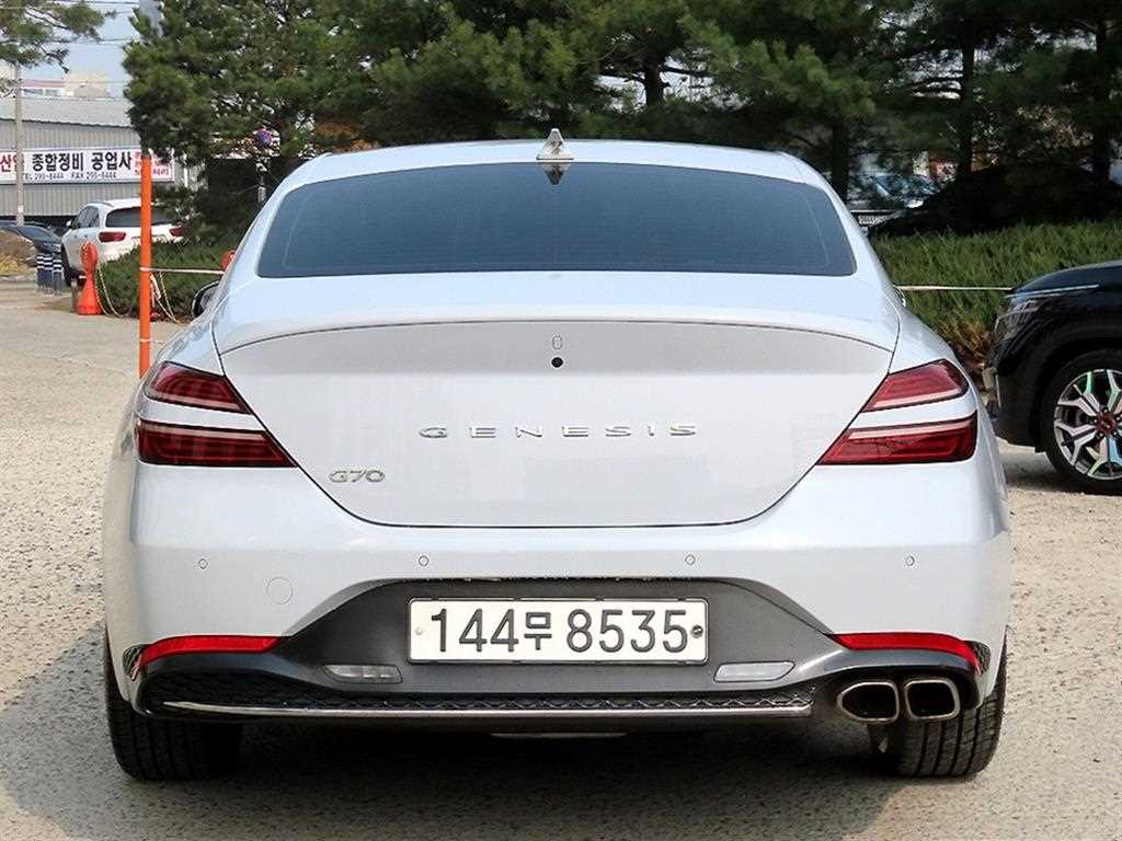 Genesis G70 - Vista 4