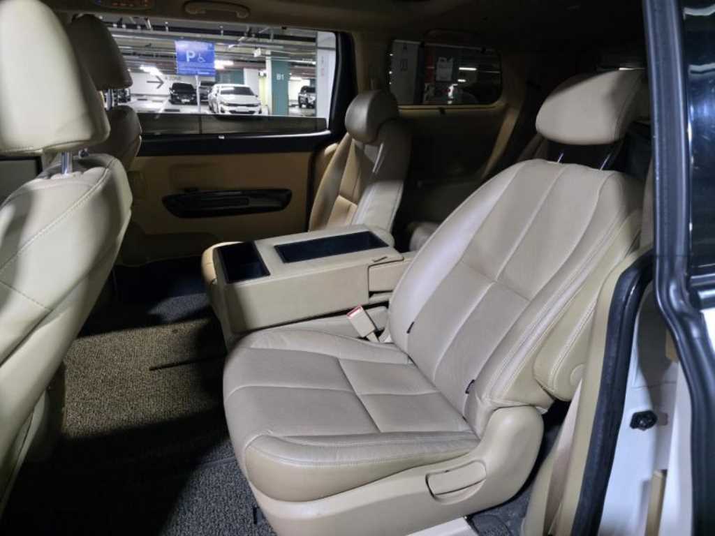 KIA Carnival - Vista 9