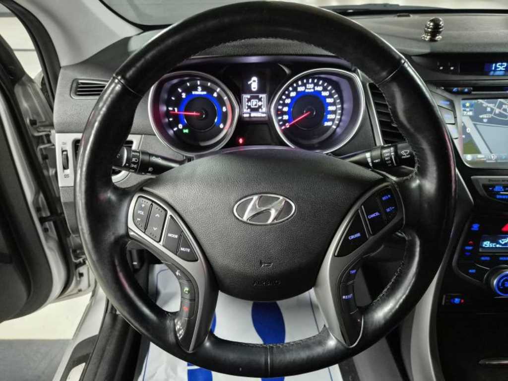 HYUNDAI Avante - Vista 9