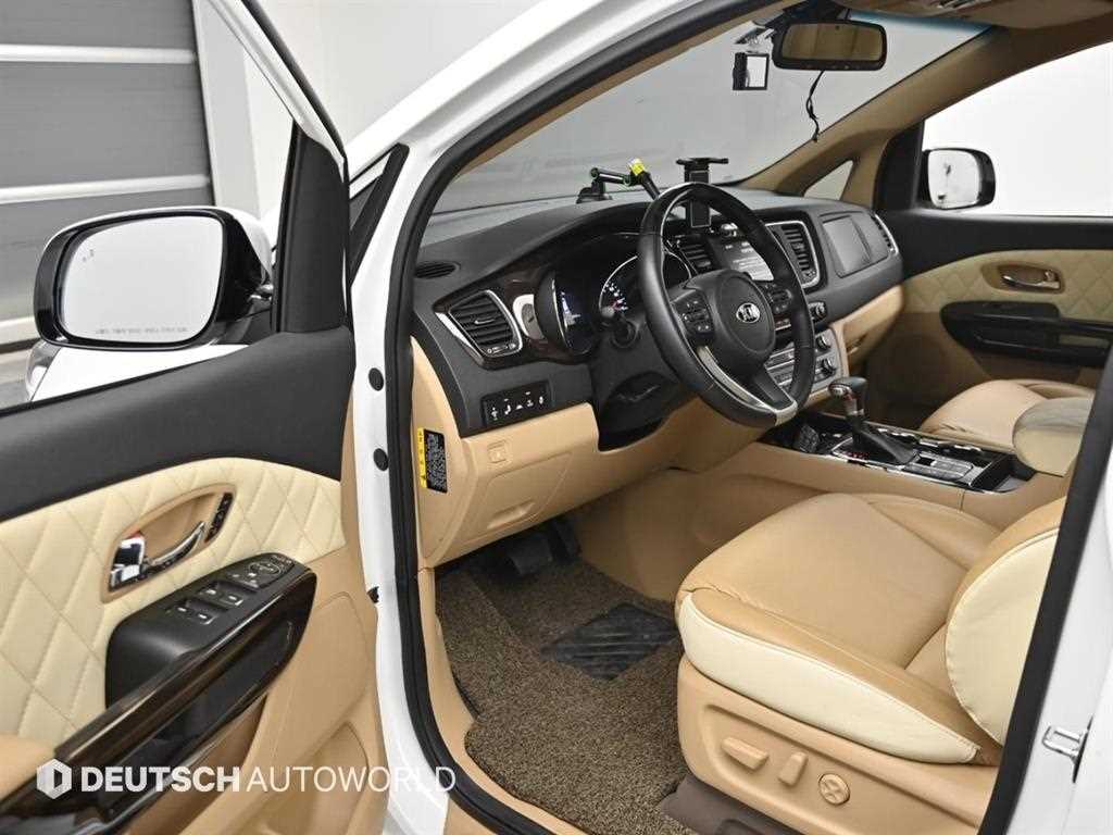 KIA Carnival - Vista 12