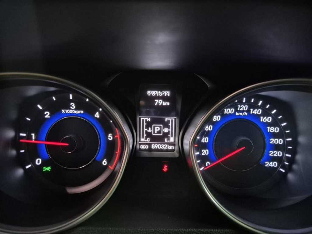 HYUNDAI Avante - Vista 10