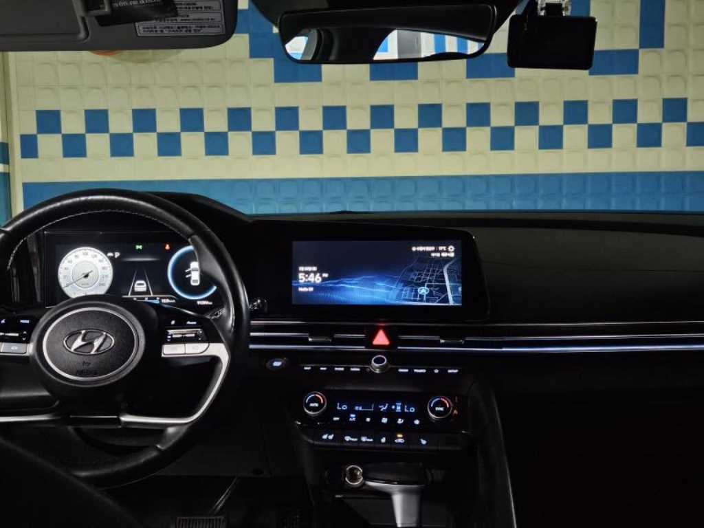 HYUNDAI Avante - Vista 10