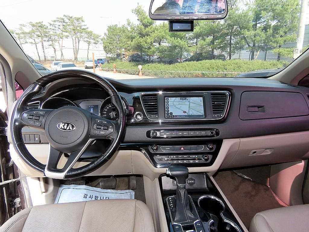 KIA Carnival - Vista 8