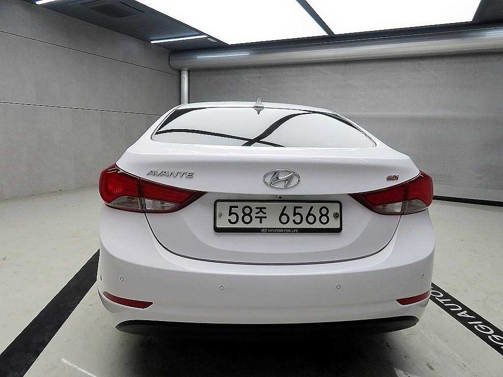 HYUNDAI Avante - Vista 3