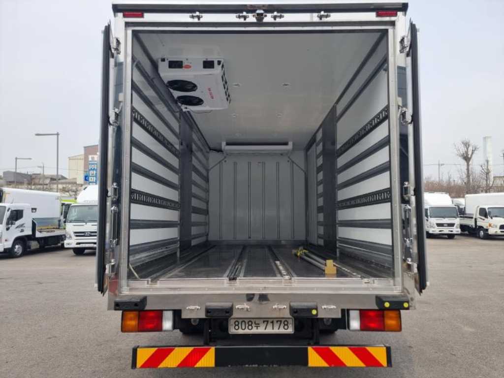 medium and large cargo truck - Vista 9