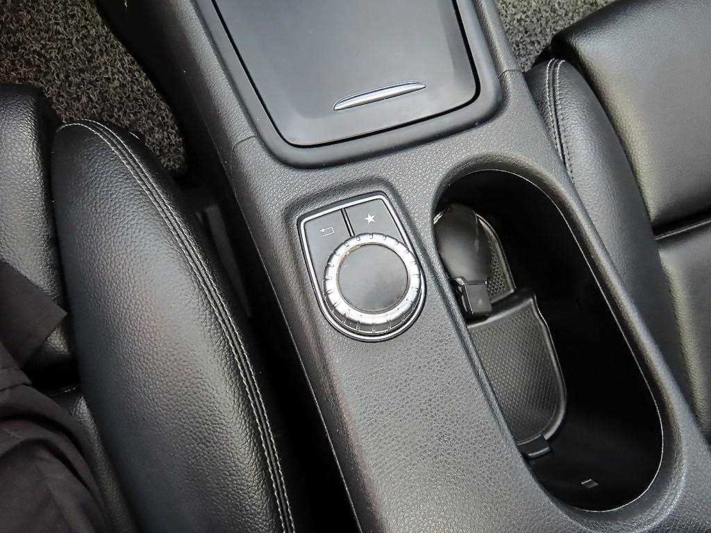 Mercedes Benz GLA Class - Vista 12