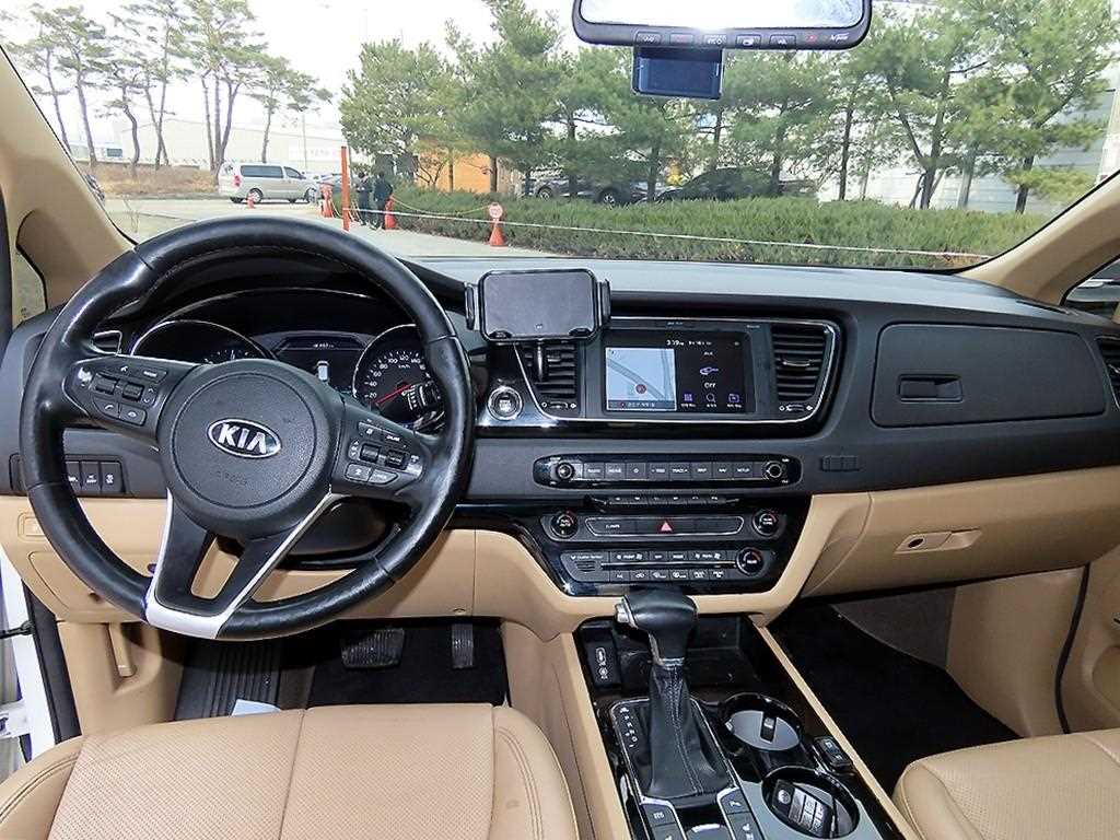 KIA Carnival - Vista 7