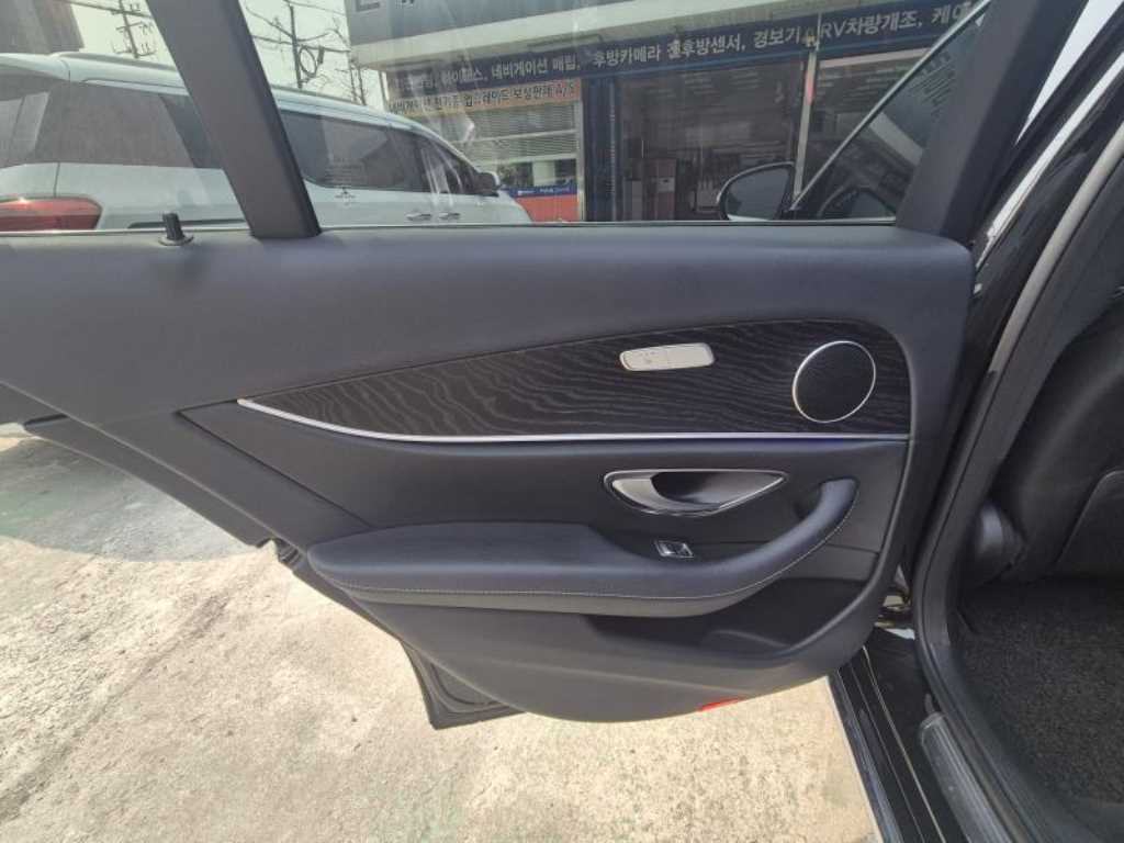 Mercedes Benz E class - Vista 7