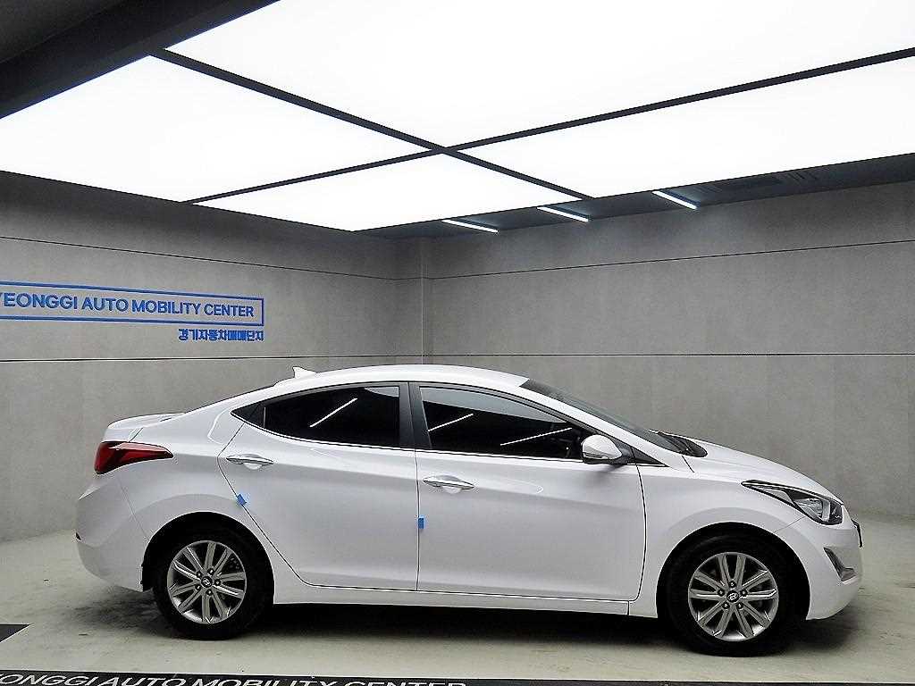 HYUNDAI Avante - Vista 2