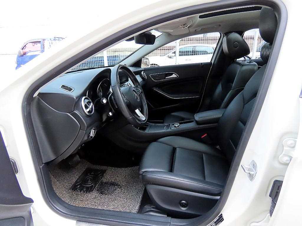 Mercedes Benz GLA Class - Vista 5