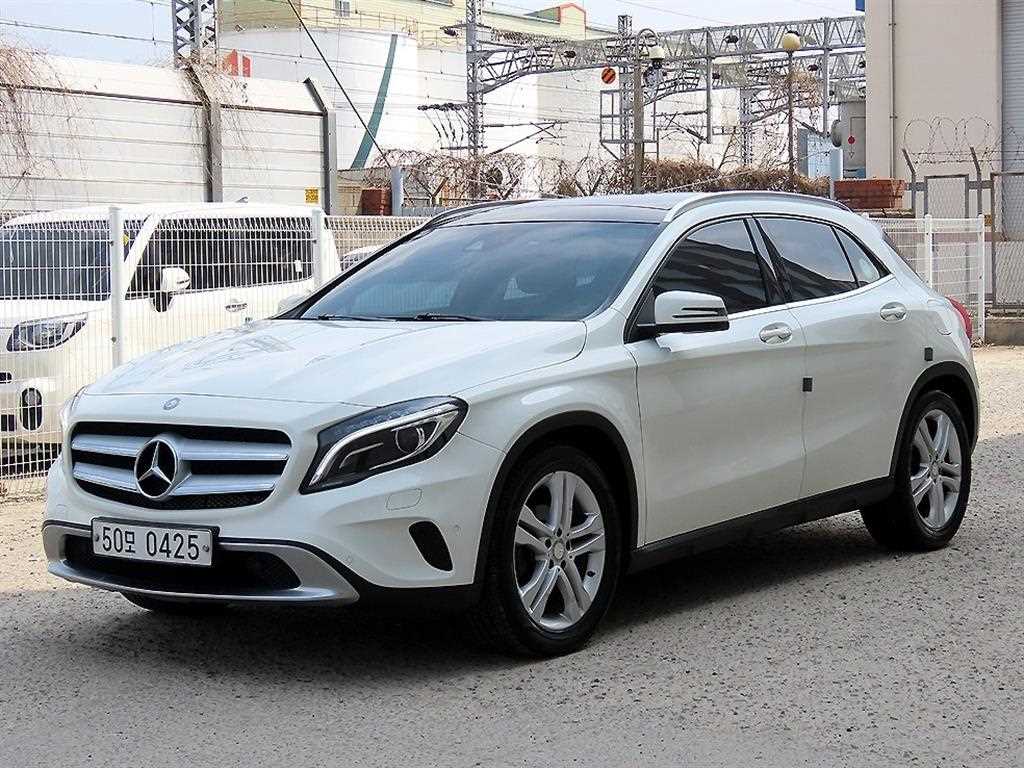 Mercedes Benz GLA Class - Vista 2