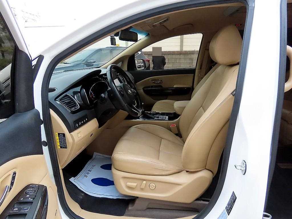 KIA Carnival - Vista 5