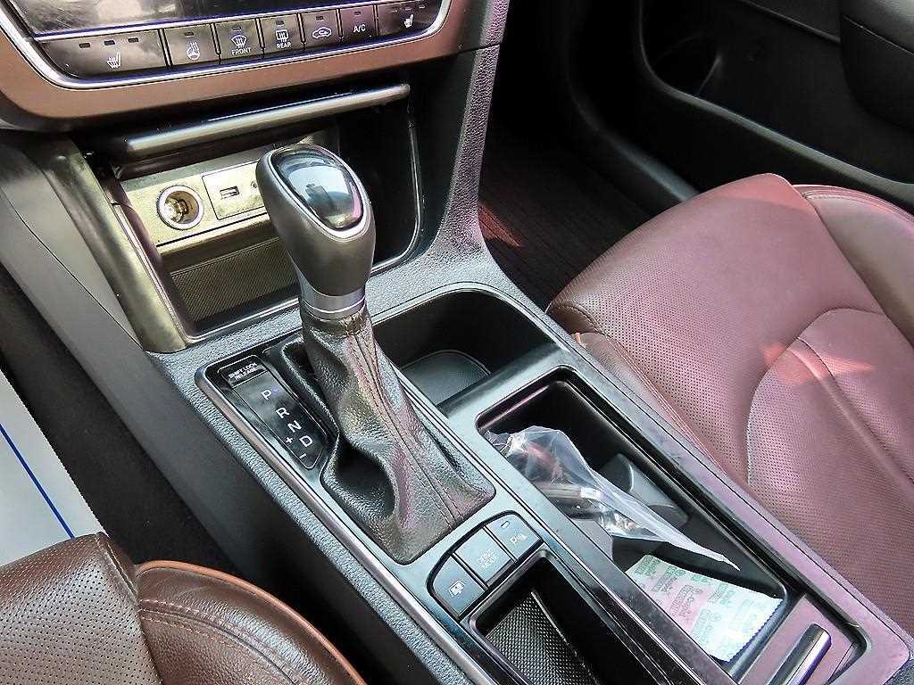 HYUNDAI Sonata - Vista 10