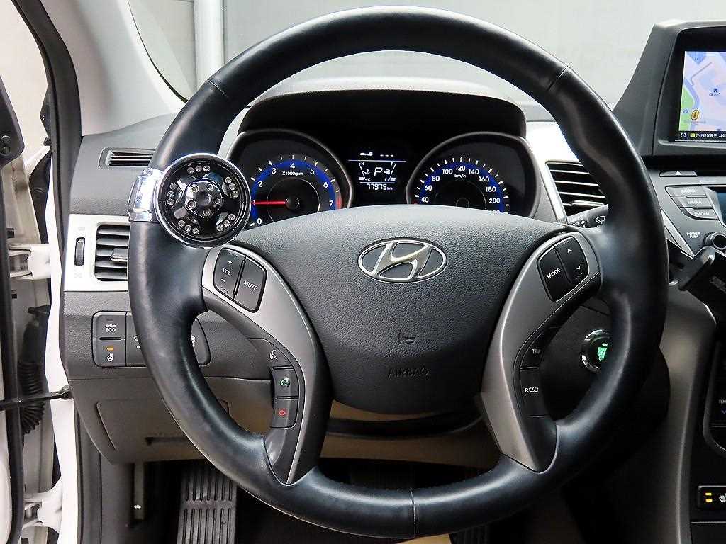 HYUNDAI Avante - Vista 9
