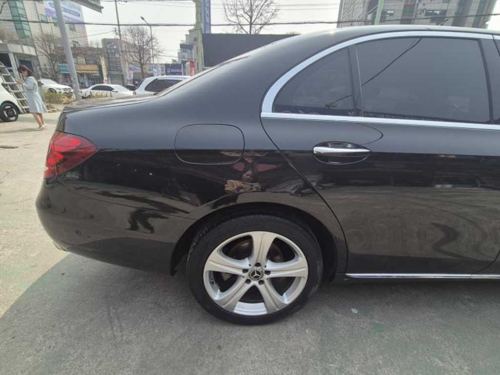 Mercedes Benz E class - Vista 4