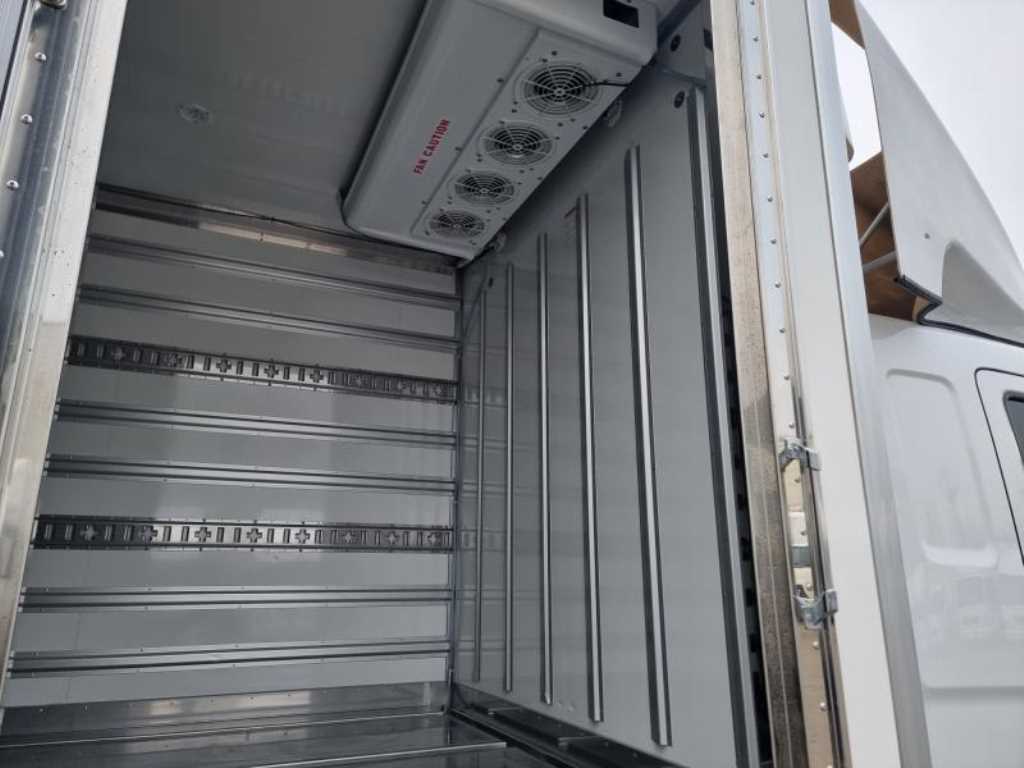 medium and large cargo truck - Vista 11