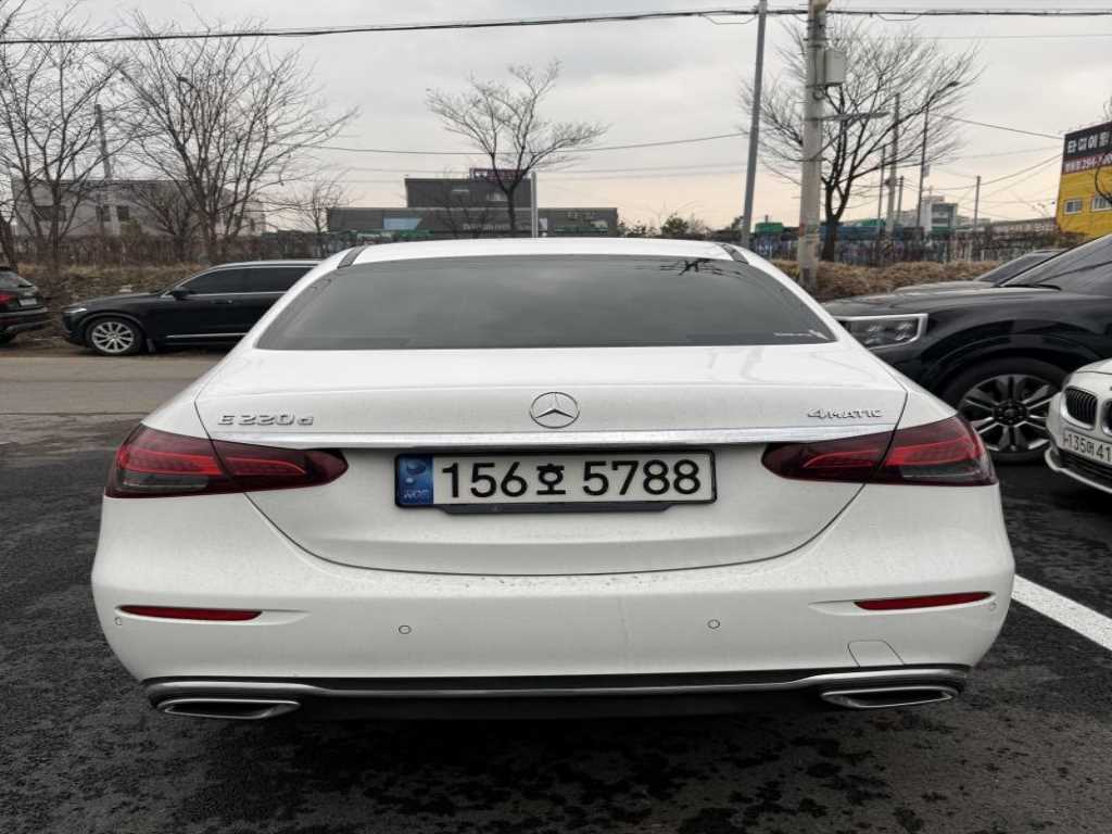 Mercedes Benz E class - Vista 3