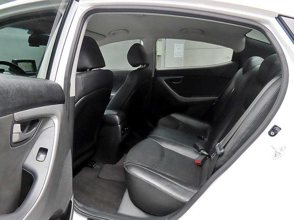 HYUNDAI Avante - Vista 6