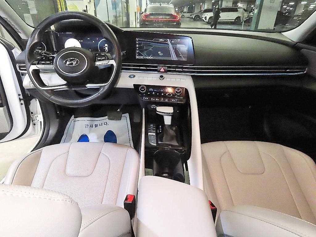 HYUNDAI Avante - Vista 10