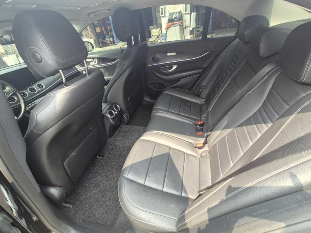 Mercedes Benz E class - Vista 8