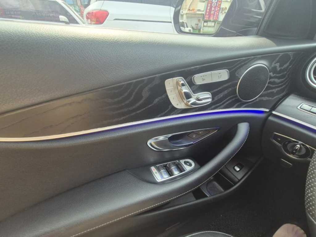 Mercedes Benz E class - Vista 11