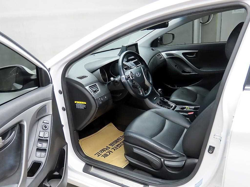 HYUNDAI Avante - Vista 5