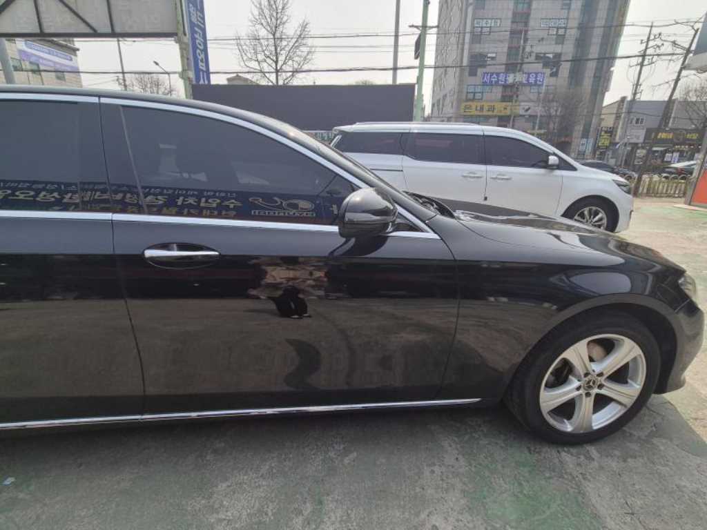 Mercedes Benz E class - Vista 3