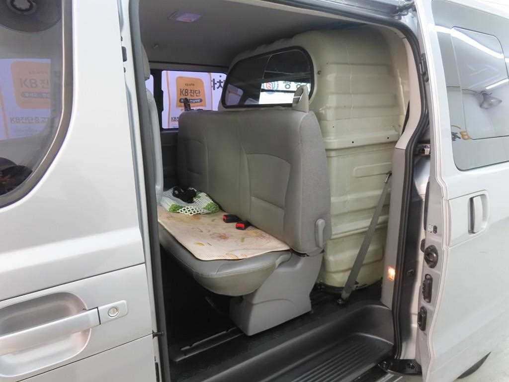 HYUNDAI Starex - Vista 6