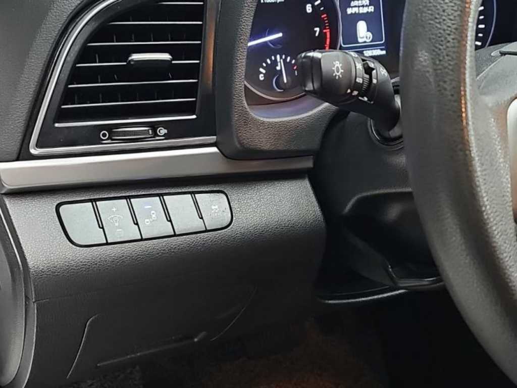 HYUNDAI Avante - Vista 12