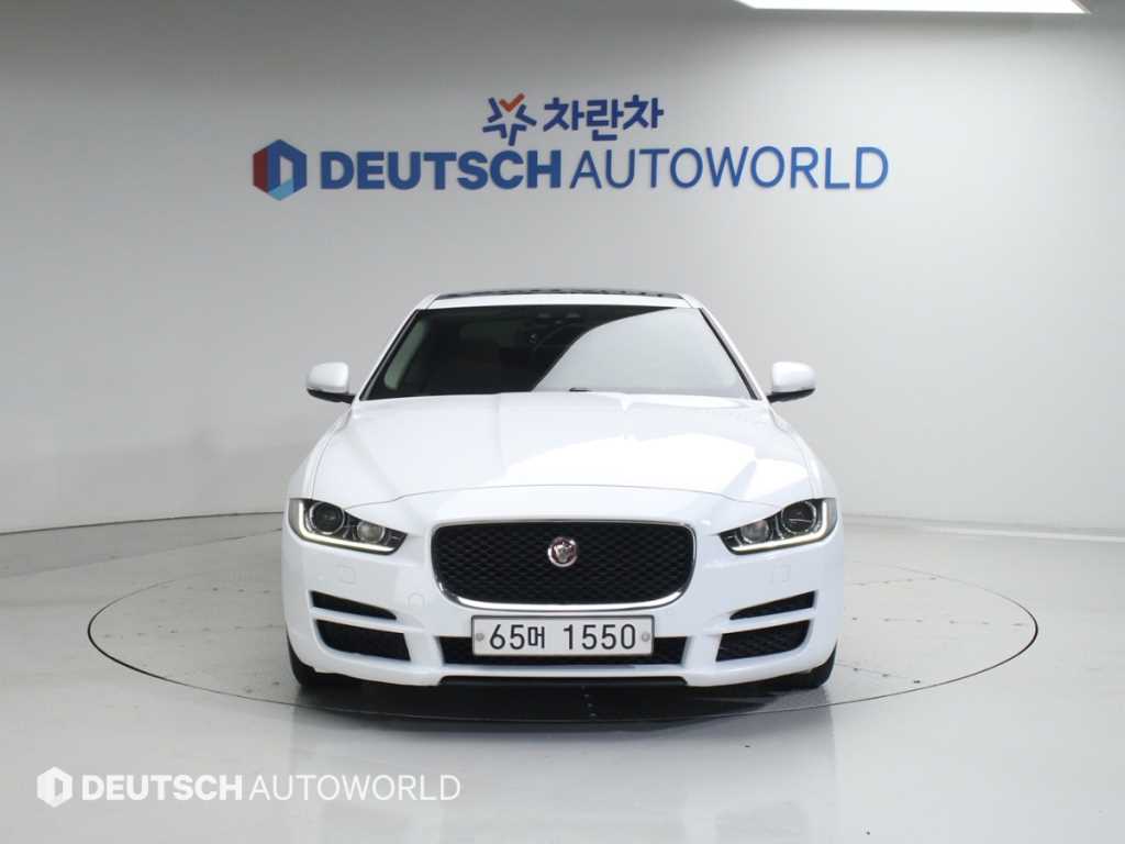 Jaguar XE - Vista 3