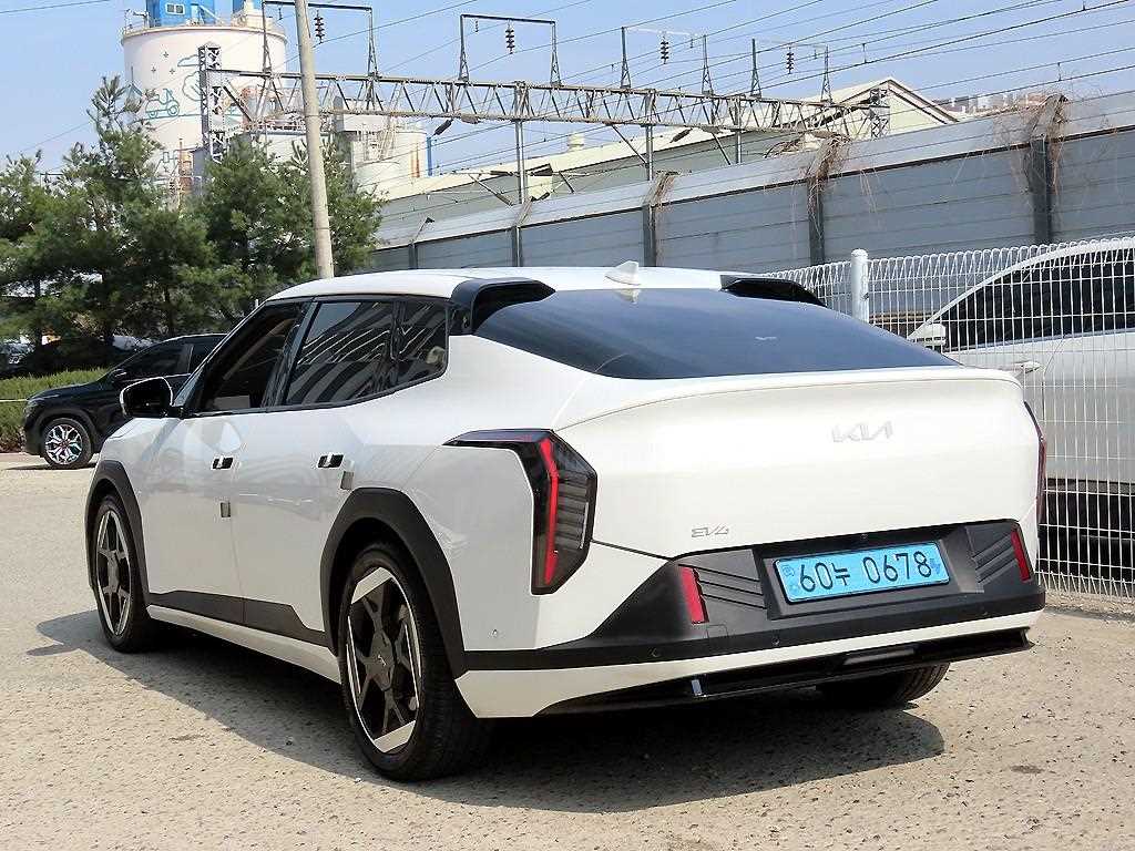 KIA EV4 - Vista 3