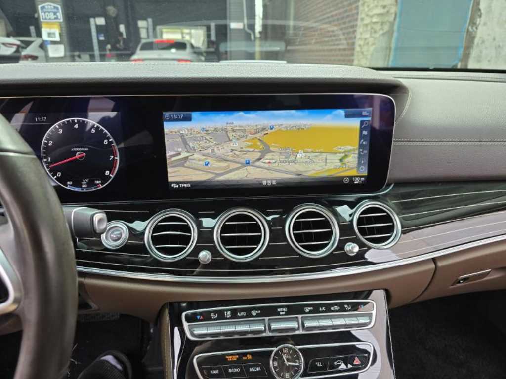 Mercedes Benz E class - Vista 11