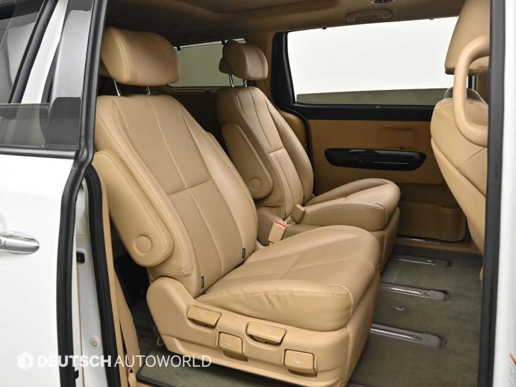 KIA Carnival - Vista 12