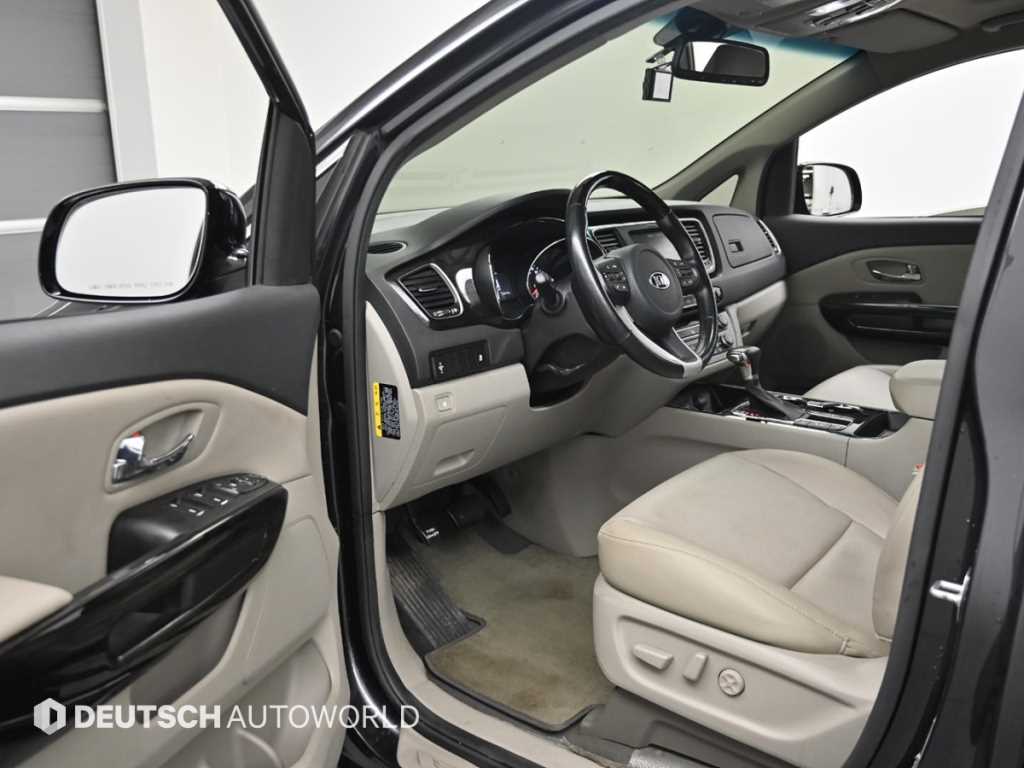 KIA Carnival - Vista 11