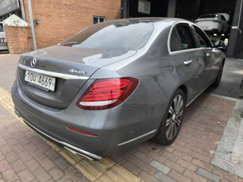 Mercedes Benz E class - Vista 4