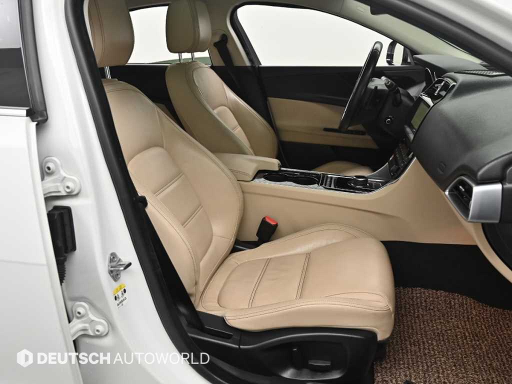 Jaguar XE - Vista 10