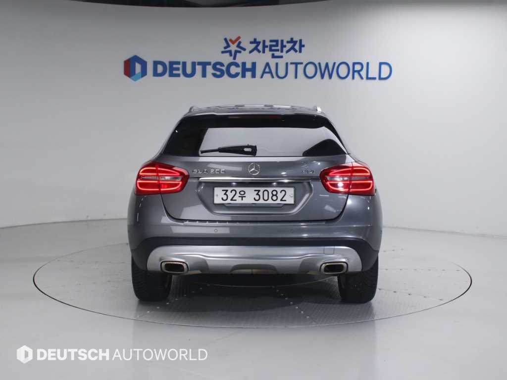 Mercedes Benz GLA Class - Vista 4