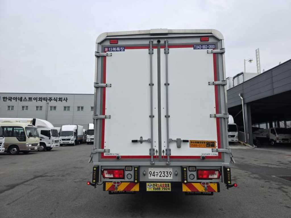 medium and large cargo truck - Vista 6